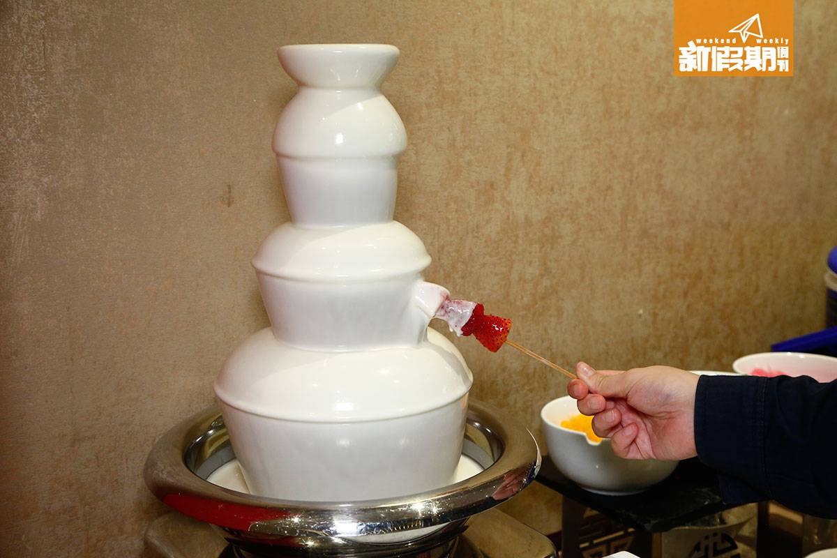 西環 自助餐 飲食優惠 龍蝦 朱古力噴泉是白朱古力口味，有水果和棉花糖可蘸點。