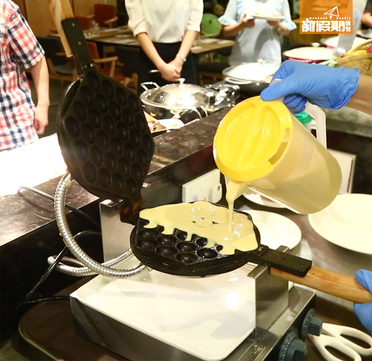 西環 自助餐 飲食優惠 龍蝦 雞蛋仔即場製作，香味吸引到不少人排隊等吃。
