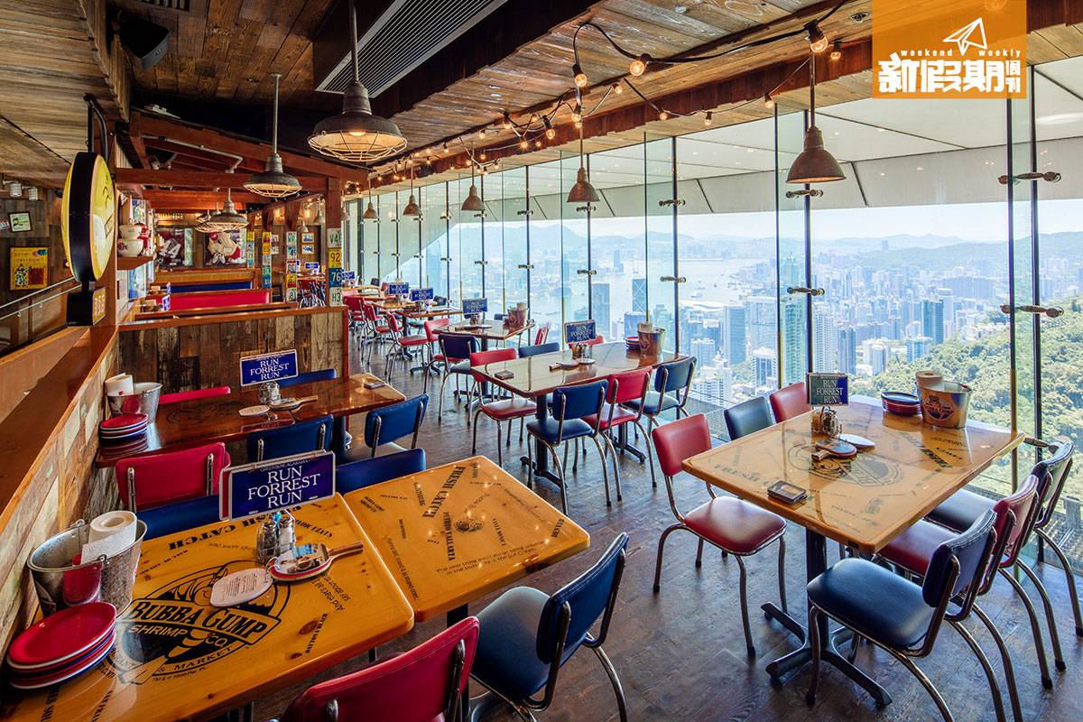 生日飯餐廳 餐廳坐落山頂凌宵閣，有一列落地玻璃窗，可飽覽維港靚景。