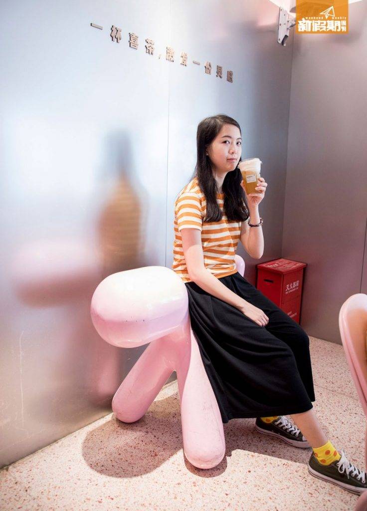 深圳好去處 還有粉紅色的(仿真)designer chair。