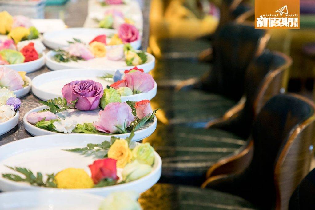 深圳好去處 餐枱碟盤都放滿了花。