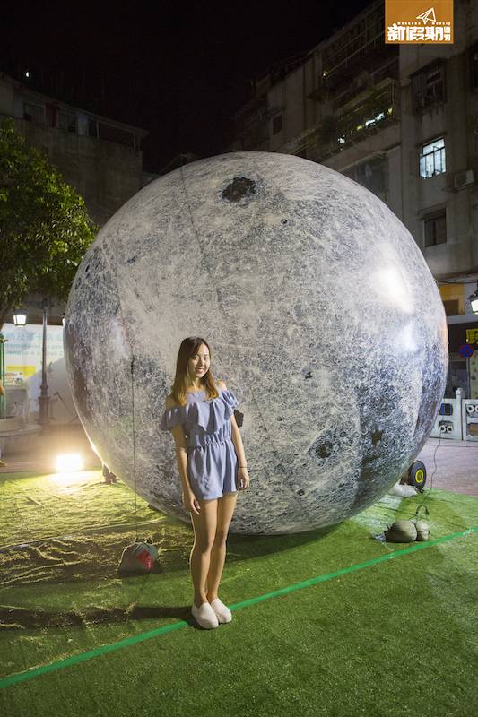 康公夜市 巨型月球差不多比記者高一倍！