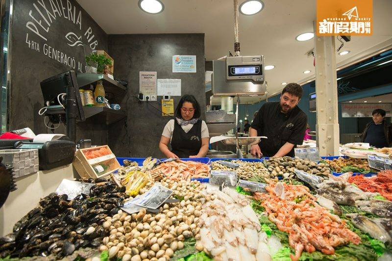 巴塞隆拿美食 加泰人都會直接在市場買完材料回家料理，海鮮店一旁大多都會有Bar枱。