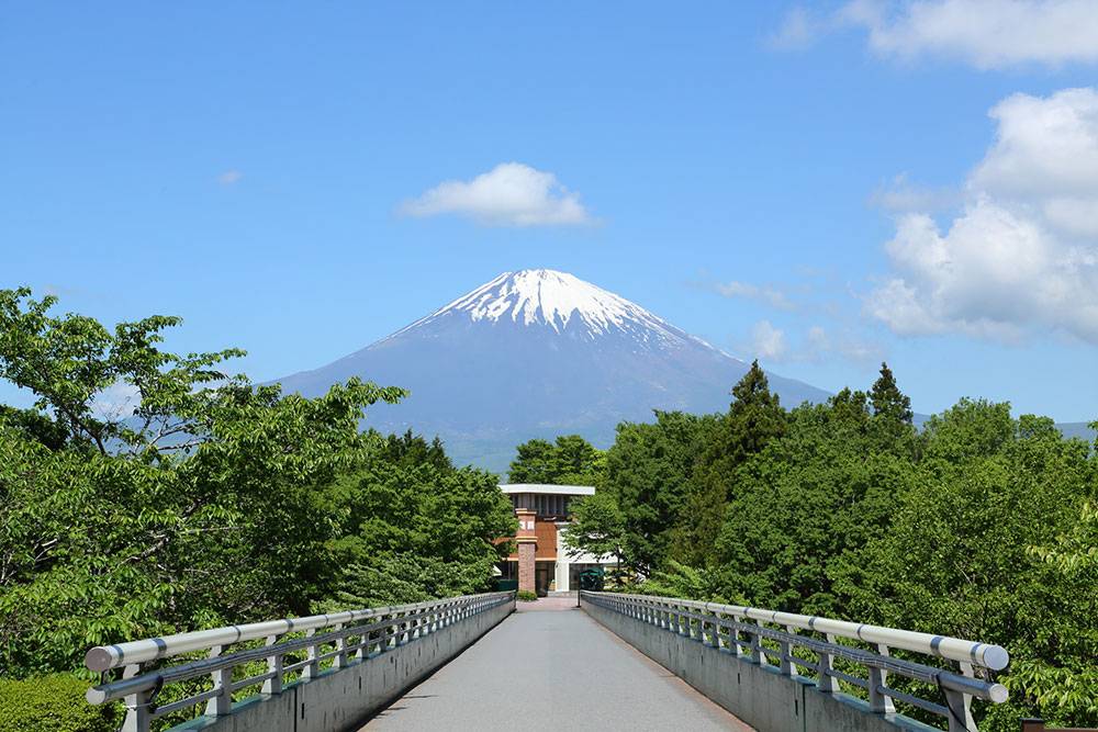 連接Outlets兩區的長橋正正望向富士山。