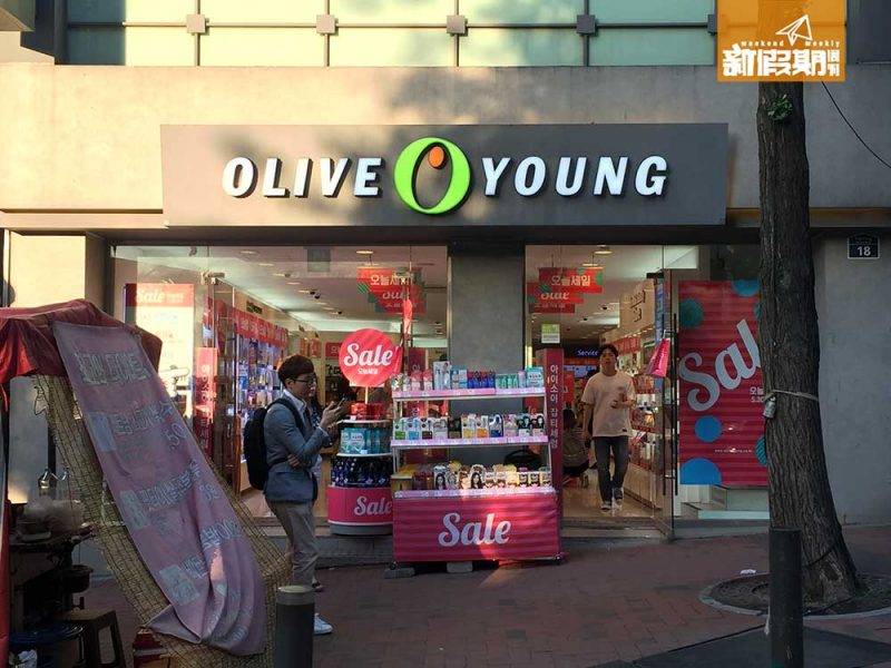 韓國購物 Olive Young 只是在梨大已經有兩家分店，相隔不夠 100 米。