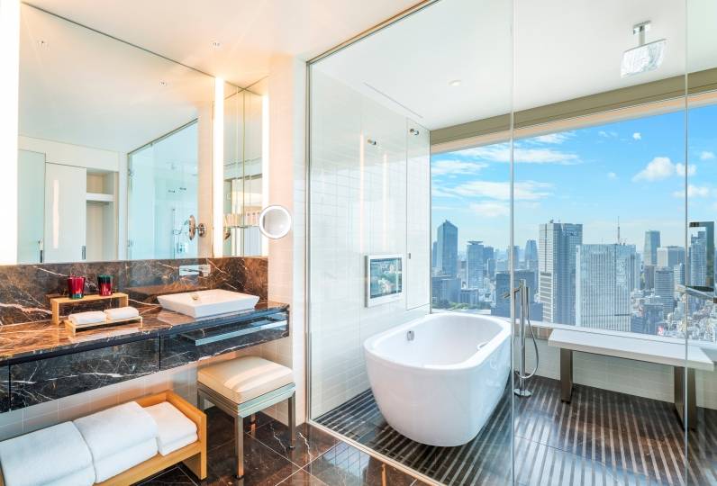 東京酒店 浴室非常豪華，大玻璃窗採用通電玻璃，可變霧面玻璃，邊浸浴邊看夜景也不怕！而且沐浴用品高級，很有驚喜！