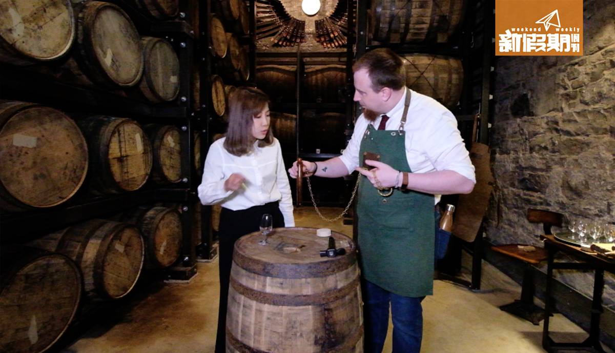 愛爾蘭 威士忌 Christopher用銅管取出珍貴的15年Single Pot Still Whiskey，當銅管接觸威士忌時，更會發出清脆悅耳的叮叮聲。