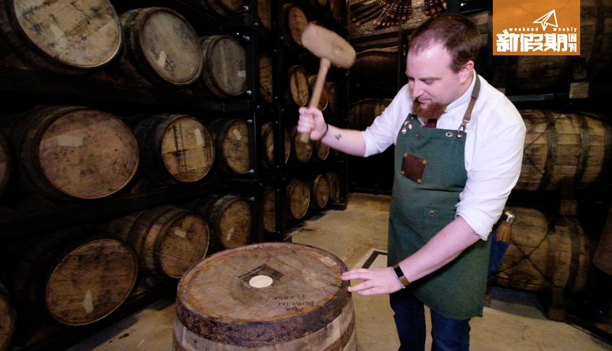 愛爾蘭 威士忌 取出威士忌後，Christopher會迅速將木塞放回原位。