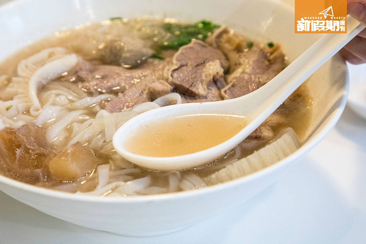 越南牛肉粉 湯底尚算清甜，如再濃 點就好。