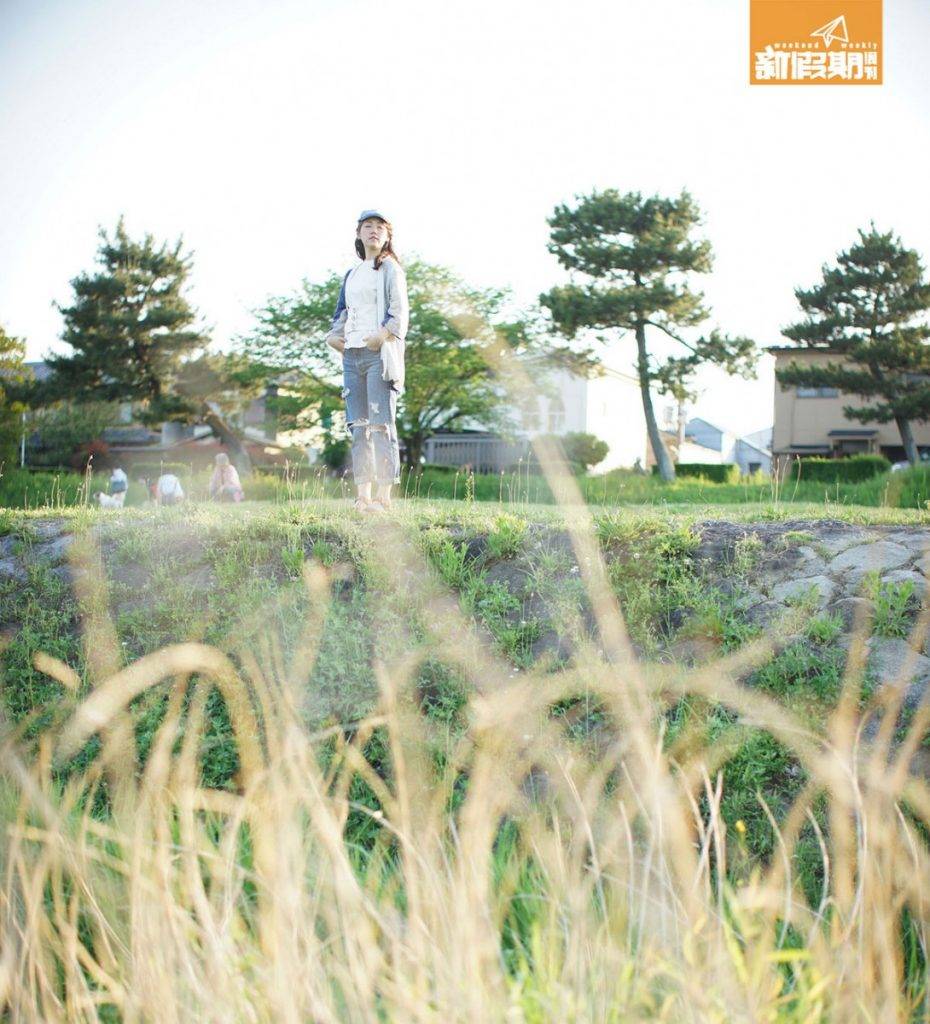 大阪 京都 閨密 鴨川公園是不少京都人最愛來放空的草地。