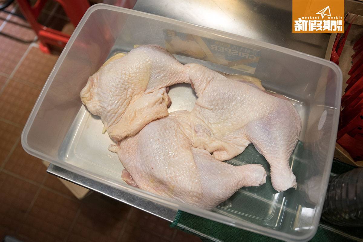 雞髀 「魔髀」巨型呎吋比一般常見的，有明顯差別，因此底味必須要醃過夜。