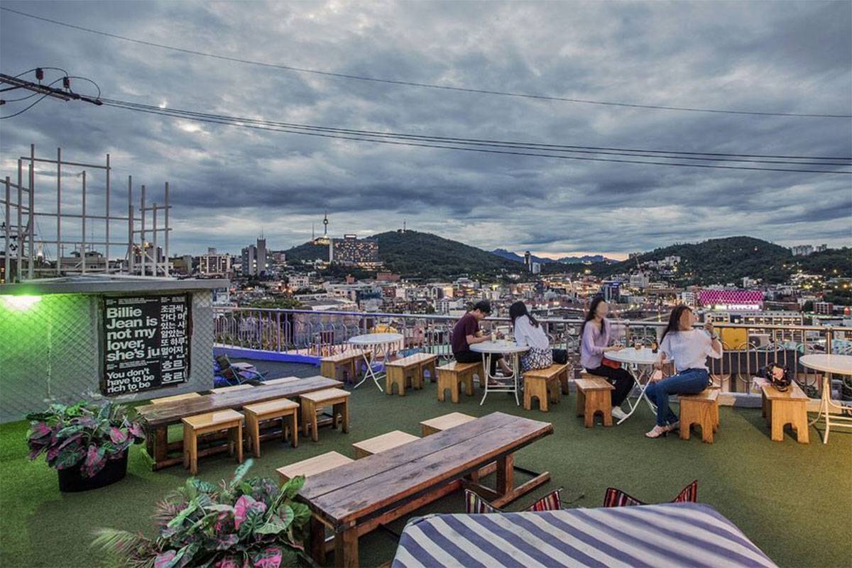 韓國 靚cafe推介 還可以到天台上，一邊喝啤酒一邊欣賞景色。（IG：mmmrecords）