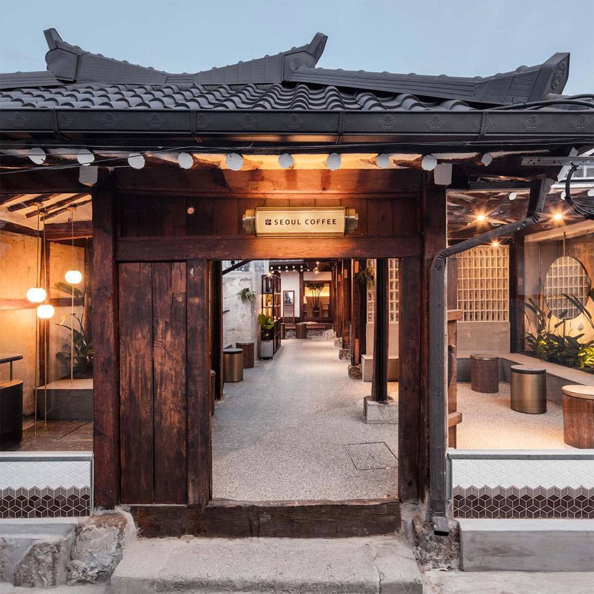 韓國 靚cafe推介 除了典型的韓屋門口，兩旁是大玻璃窗。（IG：seoulcoffee1945 )