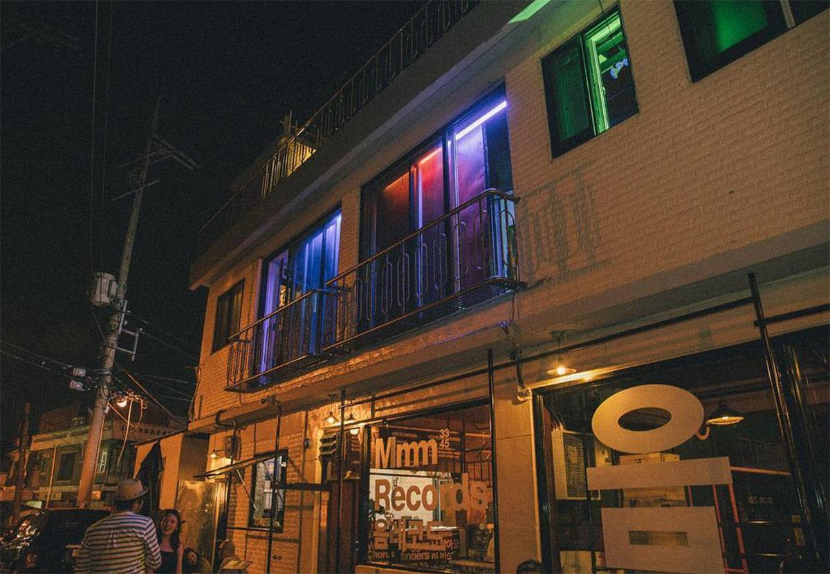 韓國 靚cafe推介 到晚上的時候，店內會著起霓紅燈。（IG：mmmrecords）