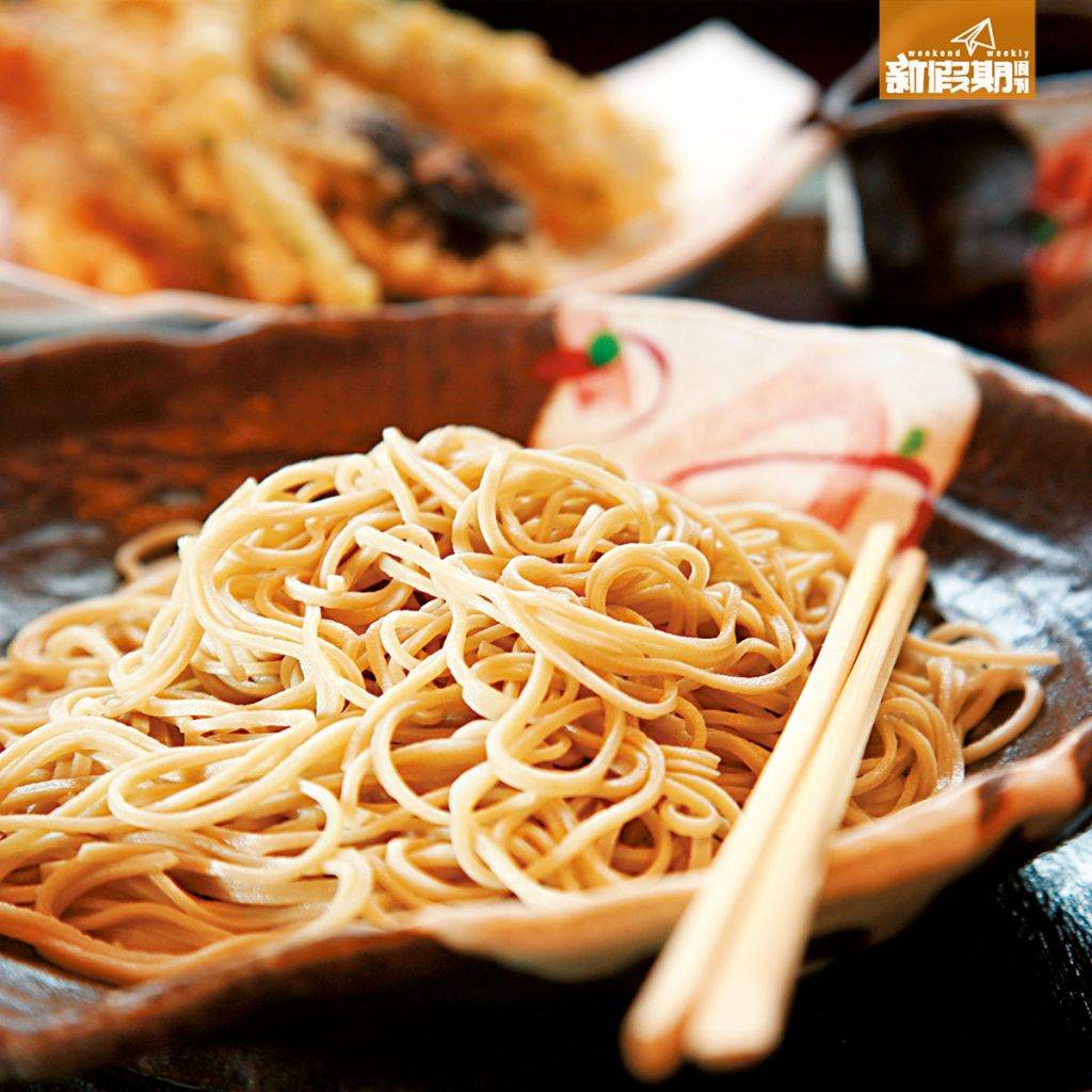 日本 飲食 雖然關東地區的烏冬店比蕎麥麵店多，但關東人普遍較喜歡吃蕎麥麵。