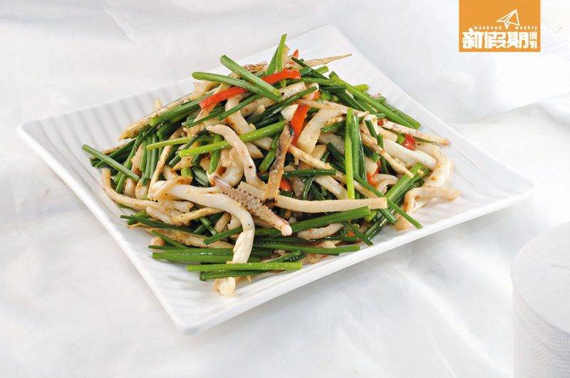 中式小菜 每間店子的小炒皇材料不一，但大多數都會有魚乾、魷魚及韭菜。