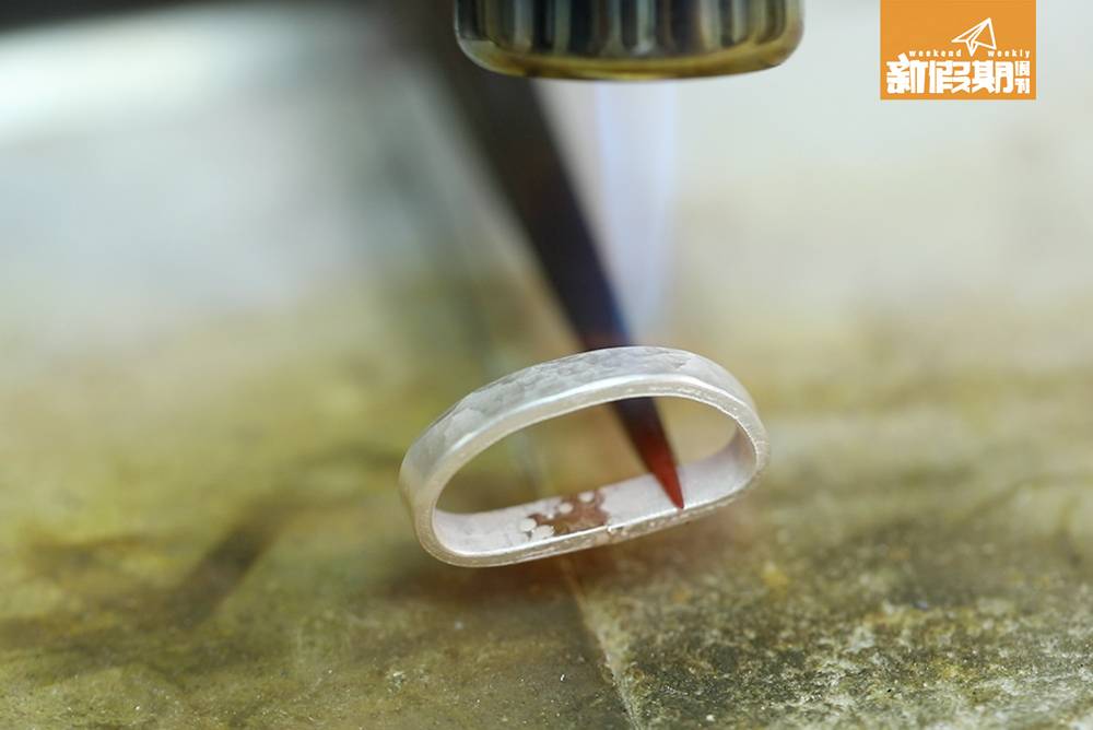 戒指 加入助焊劑，以高溫焊接。