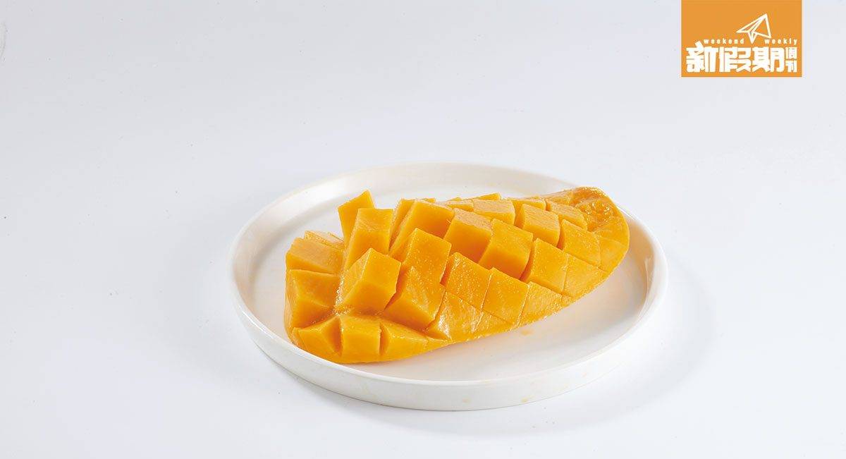 芒果 呈淺黃，厚肉。