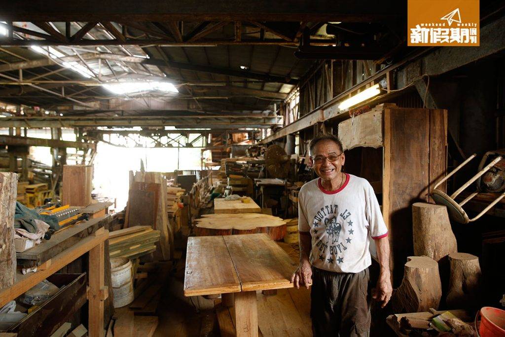 香港原木鎅木廠 參加工作坊的人必須上二樓「考試」，權叔會把木枱解體，然後要求學員組裝，測試他們對入榫原理的認識。