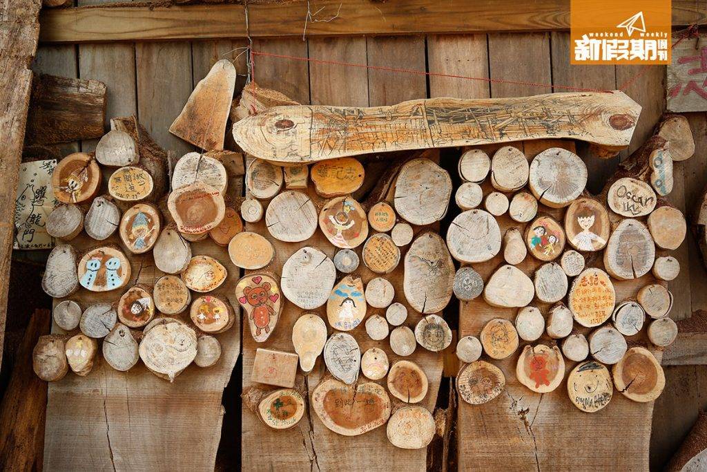 香港原木鎅木廠 青少年在木塊上添加色彩，權叔刻意把木塊掛在木牆作掛飾之用。