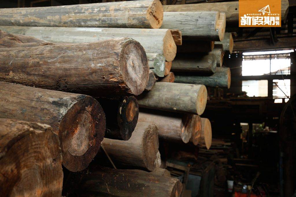 香港原木鎅木廠 志記現時以回收中電木電線杆和灣仔碼頭樁柱來循環再用。