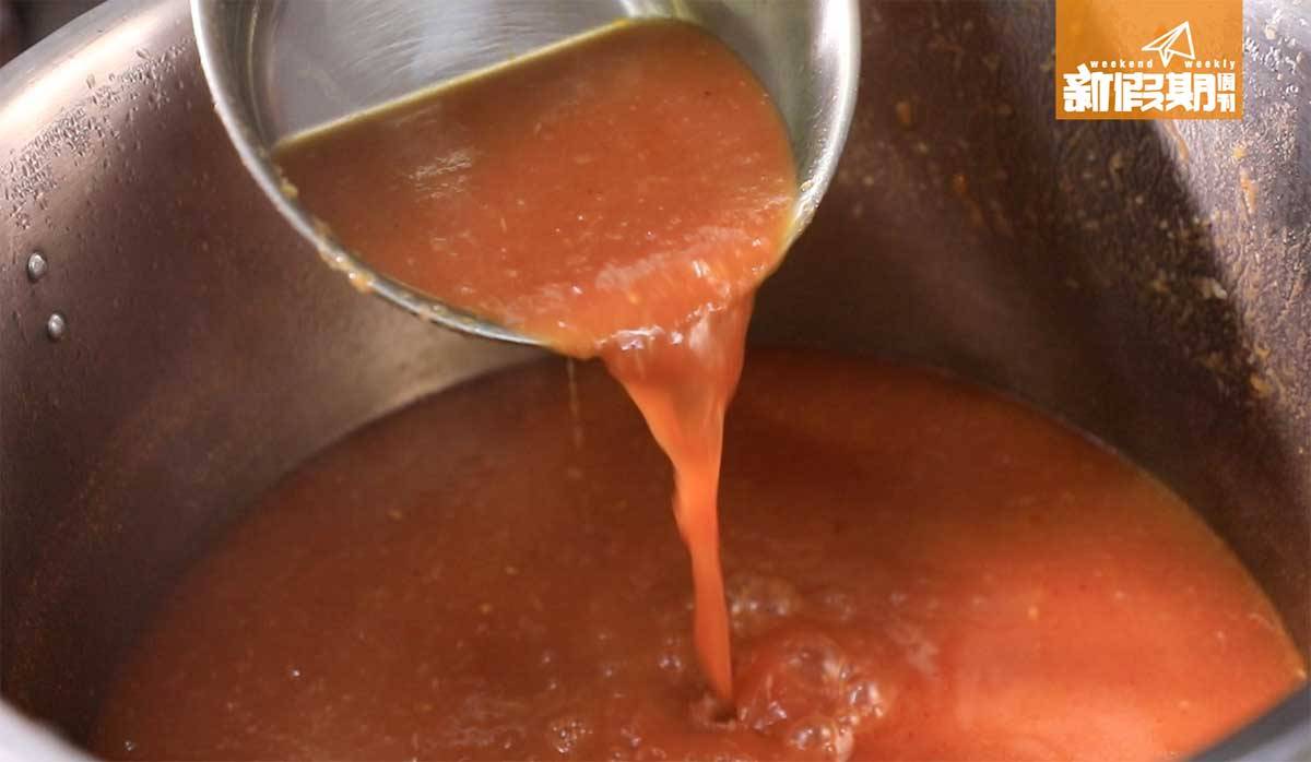 深水埗 番茄湯底走濃厚路線，夾雜不少茄蓉，惟味道有一點點鹹。
