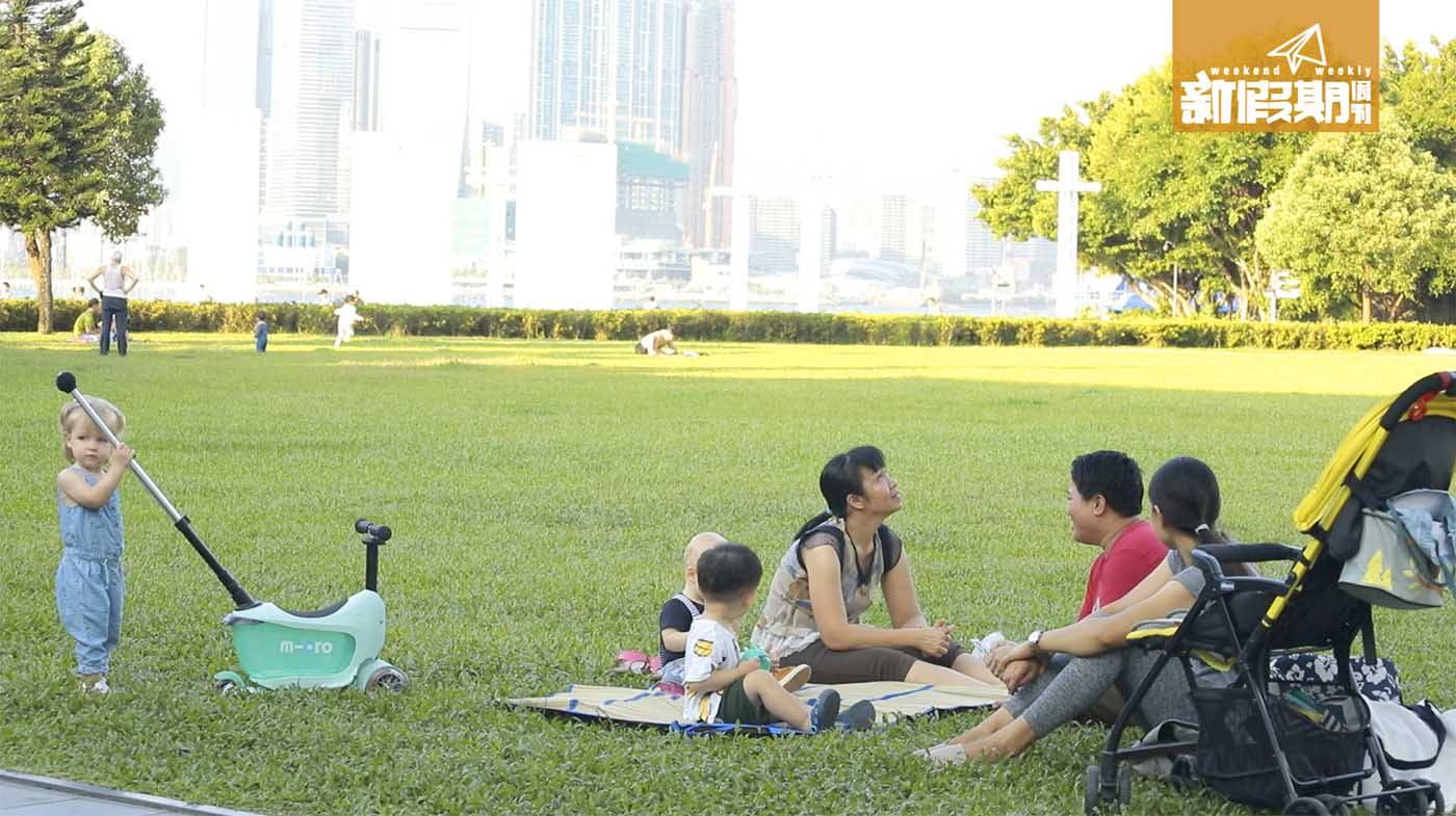 西營盤 假日可與家人朋友到草地享受太陽兼野餐，可增進感情！