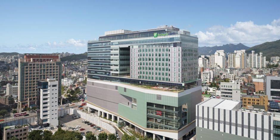 弘大新商場 1-5樓是AK& 商場，6-16樓就是Holiday Inn Express酒店。
