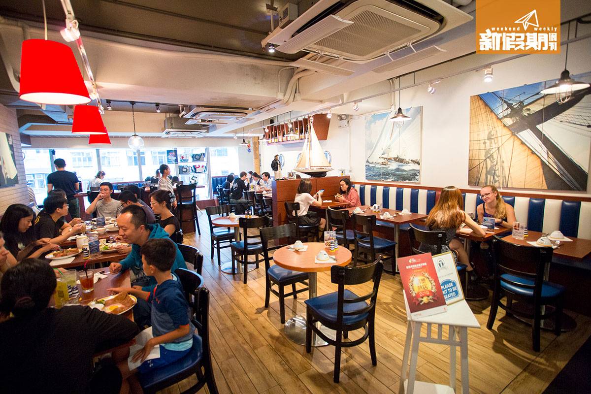 crepe 餐廳以航海為佈置主題，有藍白間梳化、燈塔、帆船壁畫等，感覺輕鬆。