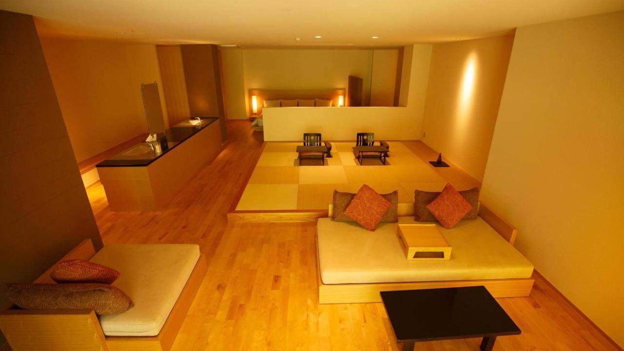 箱根溫泉 箱根 白色牆身、木質地板和家具營造出簡約、舒適的風格。