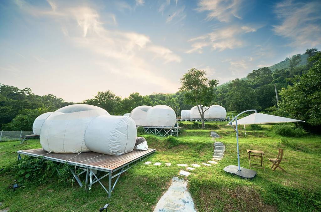 私人露營 透明的充氣泡泡屋設計，空間感十足，抬頭即見星空，好夢幻。