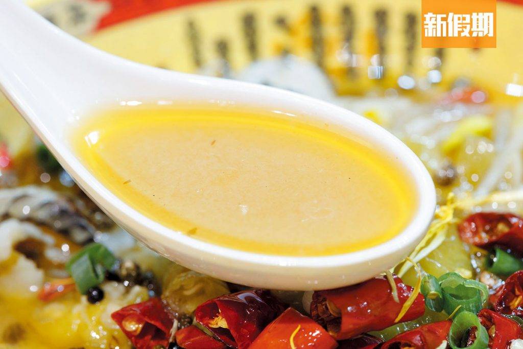 酸菜魚 湯中有一圈油份飄在碗個邊，但不算油膩。