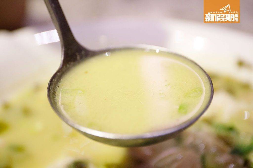 酸菜魚 白中帶綠的湯色，最是對辦。
