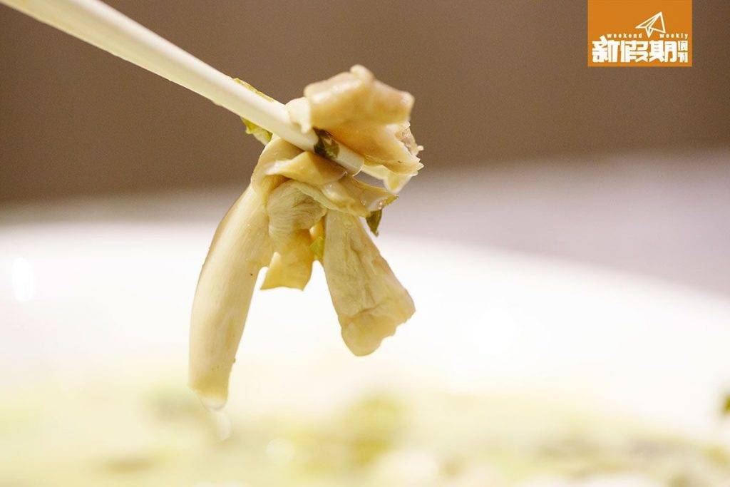 酸菜魚 秀珍菇是唯一的墊料， 但爽軟入味，不錯。