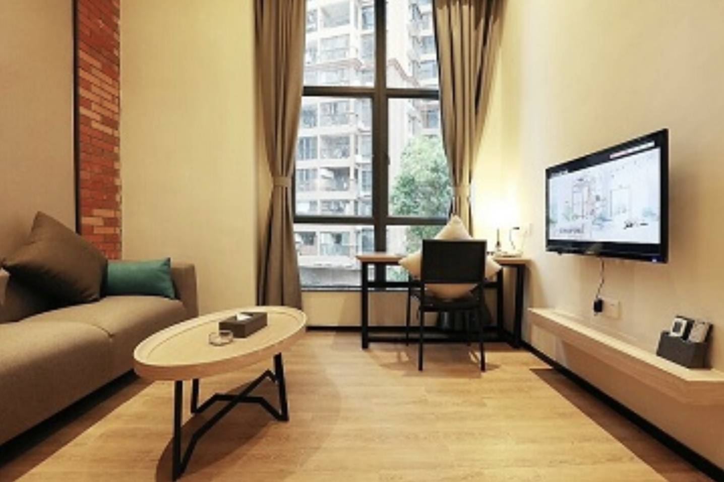 深圳好去處 酒店 客廳有沙發、電視、書枱等設施。