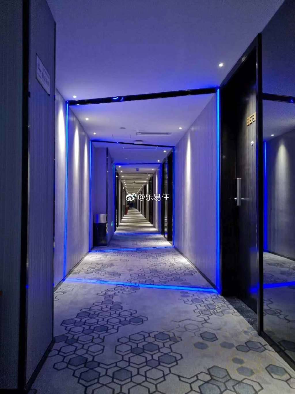 深圳好去處 酒店 酒店走廊的燈光都是自動感應，走到之前會先亮燈。