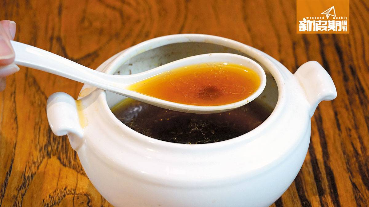 燉湯 湯水入口清淡，有香甜的龍眼及棗香味，但面層油份頗多。