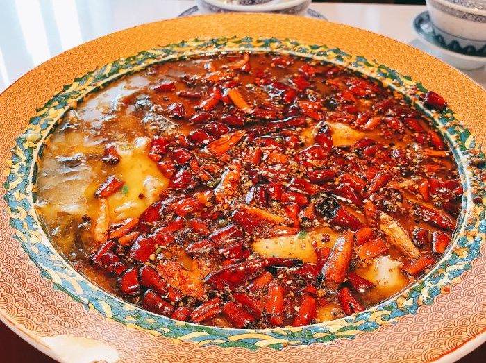 深圳酸菜魚 招牌酸菜魚（人民幣49元一條）每條魚大約重一斤，不過每次最少要點2斤。