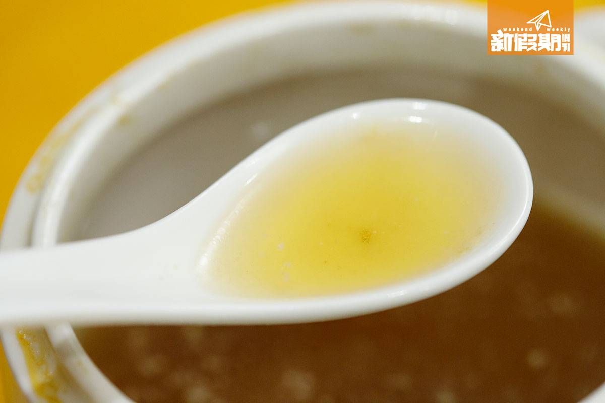燉湯 湯水面層有不少油份，但入口不感油膩，香甜舒服。