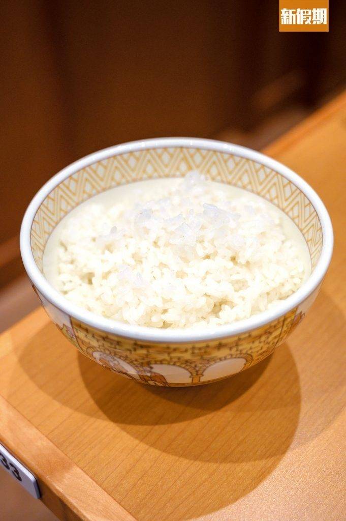 一人火鍋 白飯用上了日本產越光，粒粒圓渾不黏牙，加汁拌飯一流！