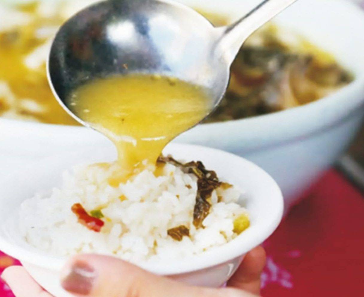 深圳酸菜魚 湯同樣是可以喝。