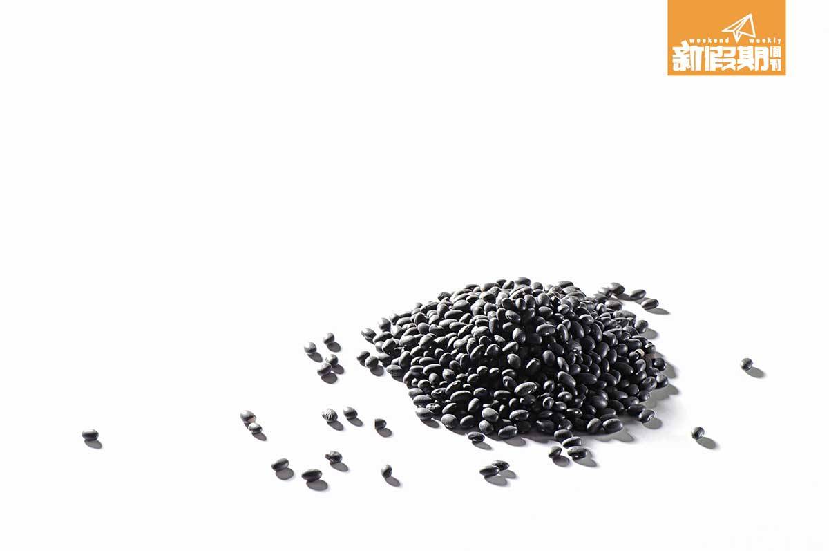 黑豆有補腎養顏、護膚的功效。