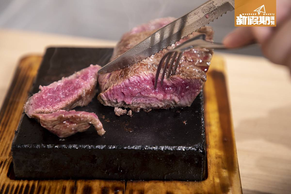 石燒牛扒 如果吃較生一點，可以逐塊牛扒切完再煎，想較熟就要一次過慢慢煎。