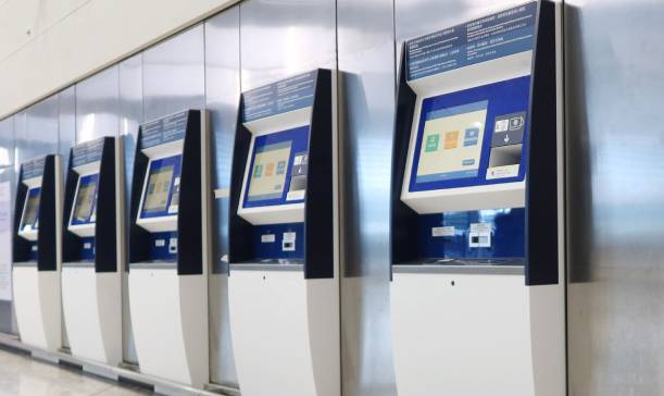 高鐵 乘客可親到西九龍站以票務櫃位／售票機購票。