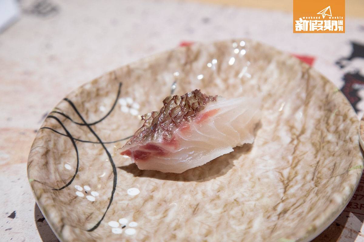 壽司 池魚 魚皮閃亮，魚身有微微雪花紋理。