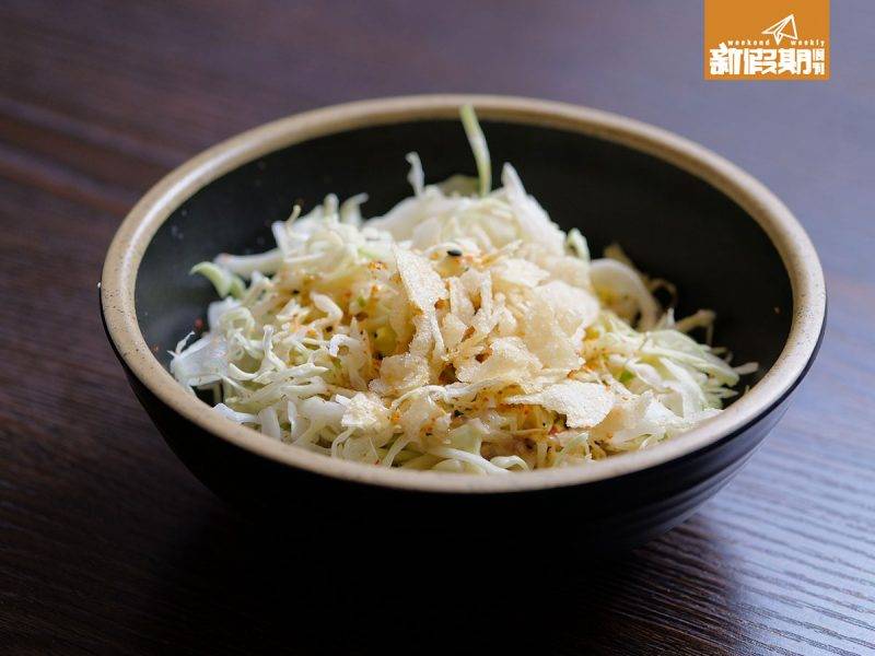 石燒牛扒 沙律菜會澆上以日本鹽醬和麻醬混和的沙律醬，微辣醒胃。