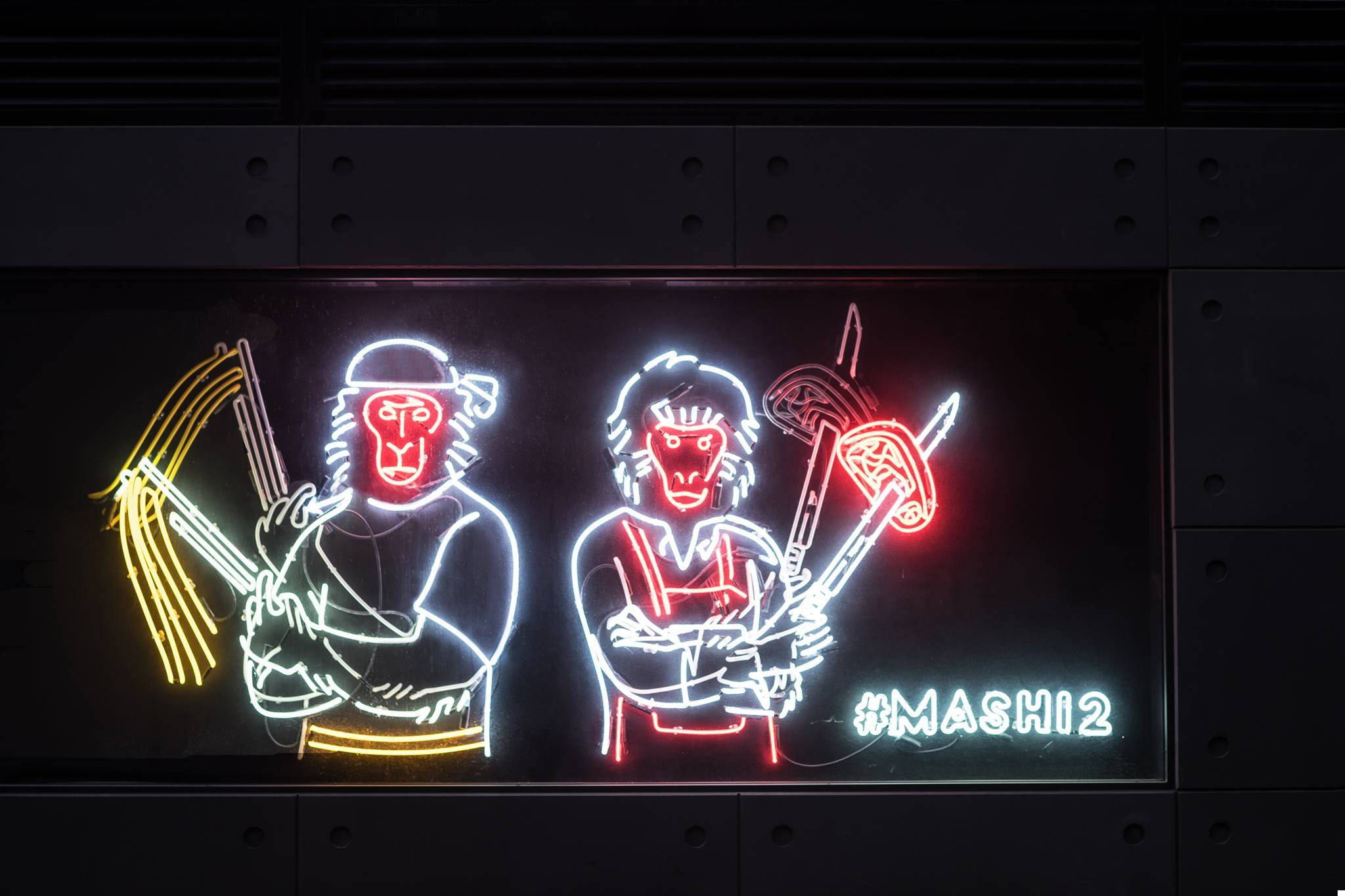 wagyumafia 和牛黑手黨 和牛 沾麵 mashi 拉麵 拉麵店開在正店側邊，兩隻猴子廚師的霓虹燈，就是其招牌。