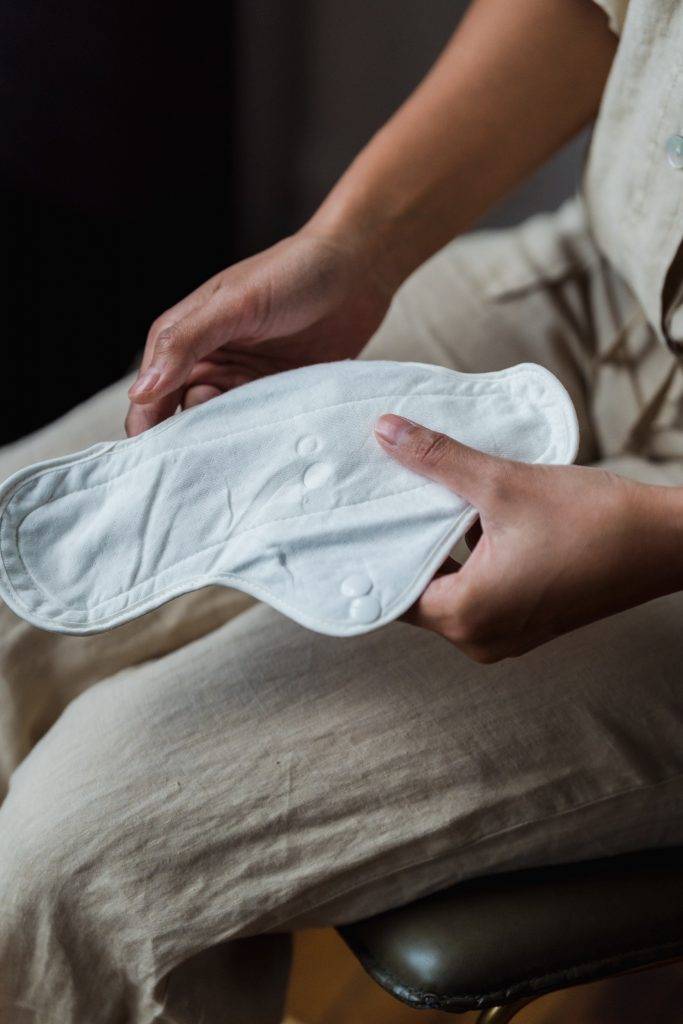 皮膚較敏感的女性應選用棉面的衛生巾，並盡量避免纖維網面的衛生巾。（圖片來源：Pexels）