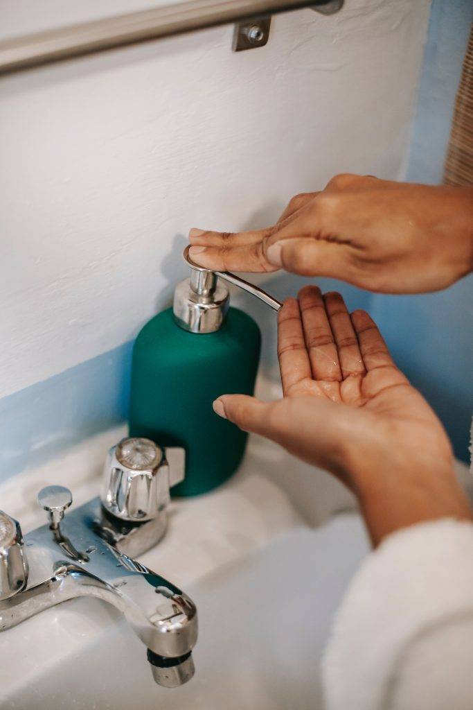 每次更換衛生巾前，請洗淨雙手。（圖片來源：Pexels）