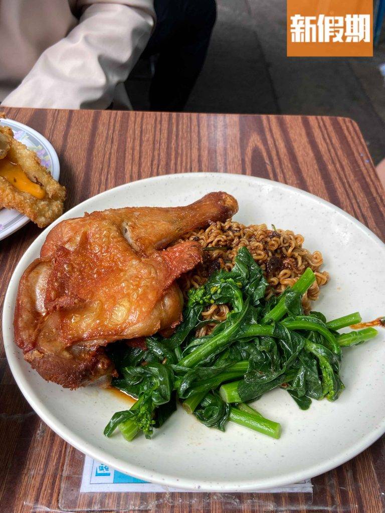 柴灣美食 雞髀撈丁$43，雞髀份量多，會配有時菜和出前一丁，邪惡到爆！